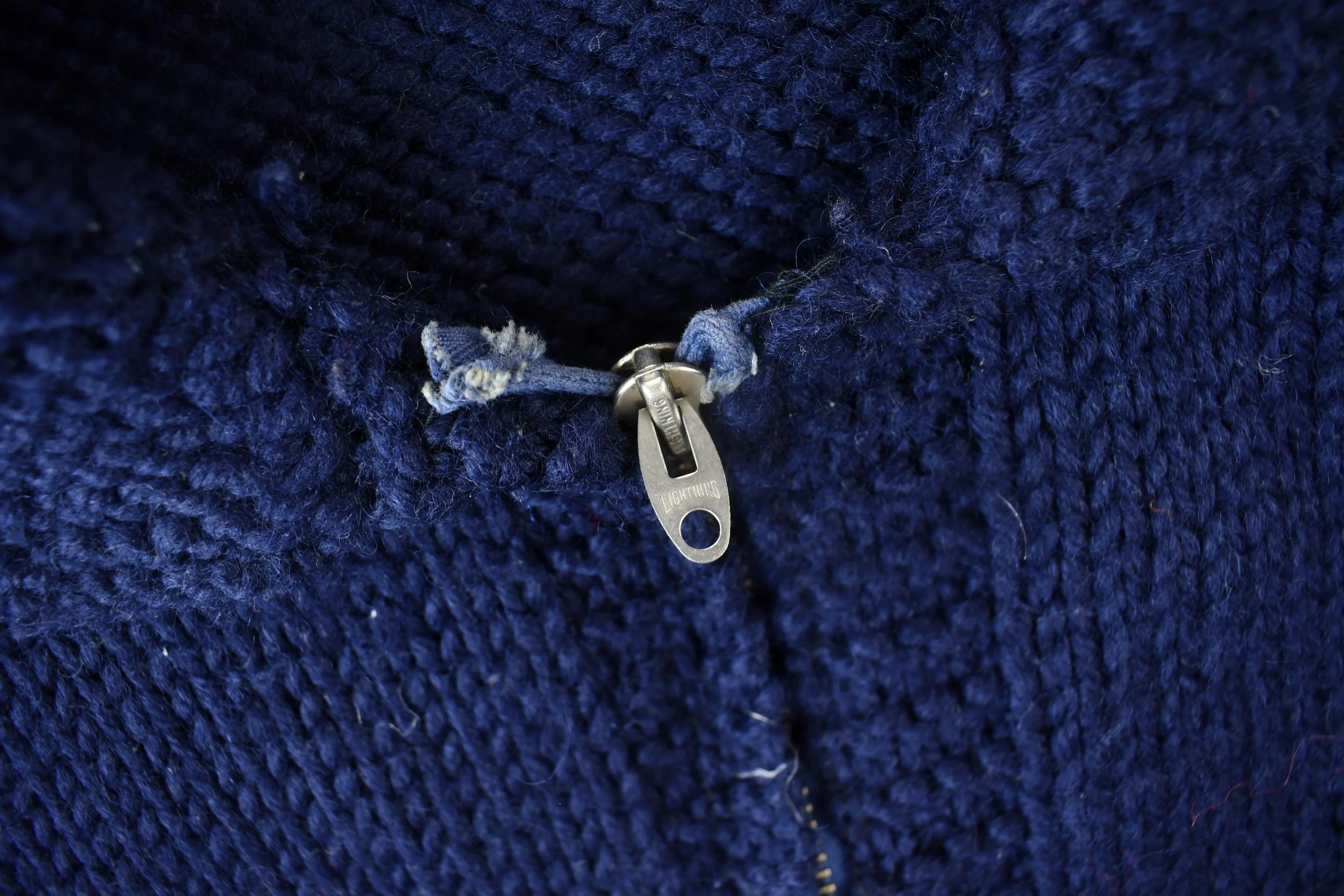 Vintage 1950s Hand-Knit Blank Navy Blue Cowichan Sweater Men's Medium - Image 4