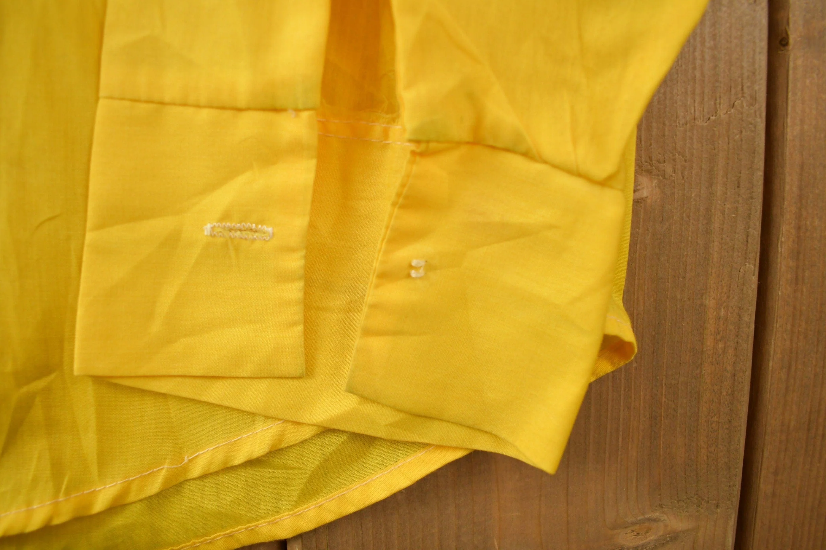 Vintage 1960s Blank Yellow Tapered N' Tails Button Up Shirt Men's Small - Image 4