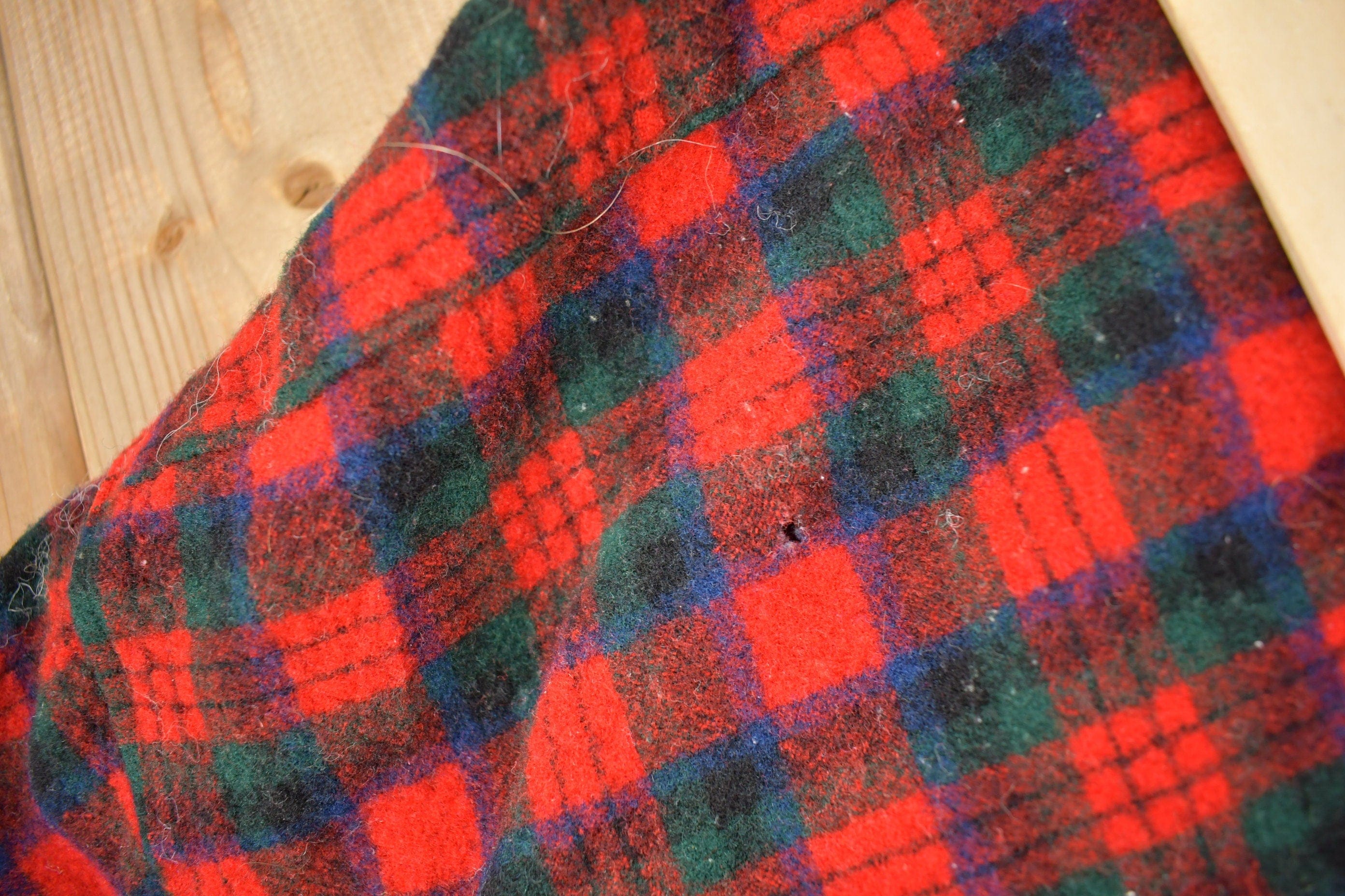 Vintage 1970s Pendleton Plaid Flannel Button Up Board Shirt Men's Medium - Image 4