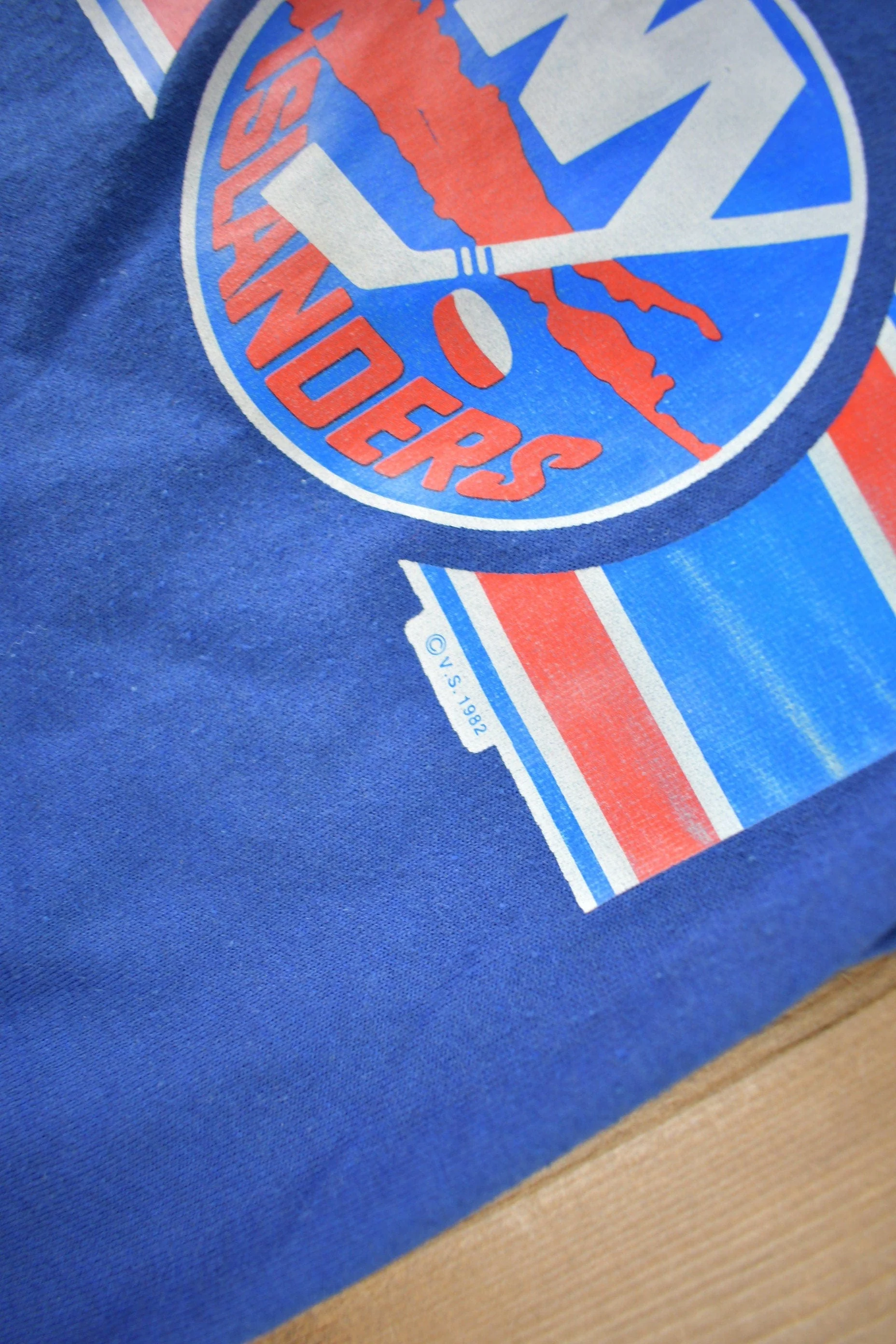 Vintage 1982 New York Islanders NHL Hockey Graphic T-Shirt Men's XS - Image 5