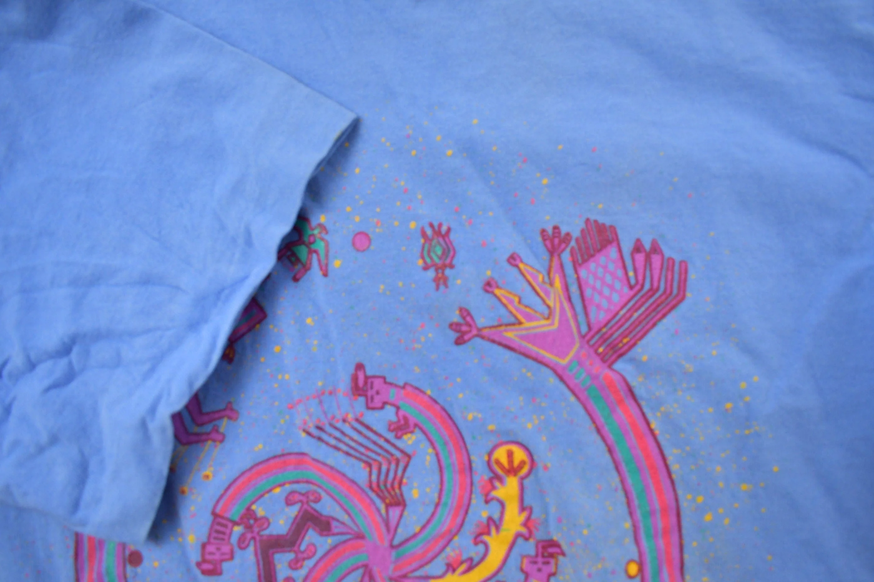 Vintage 1990s Abstract Animals Graphic T Shirt Men's Small - Image 4
