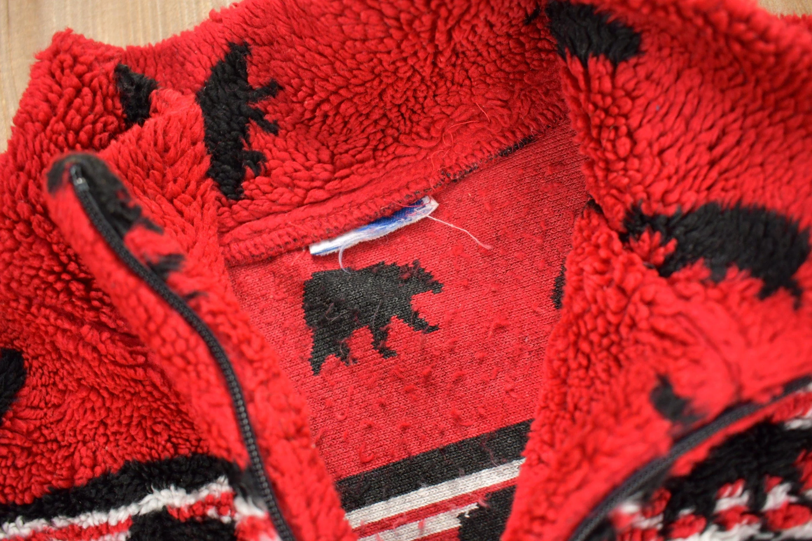 Vintage 1990s Bear & Wilderness Theme All Over Print Fleece Sweater Men's M - Image 4