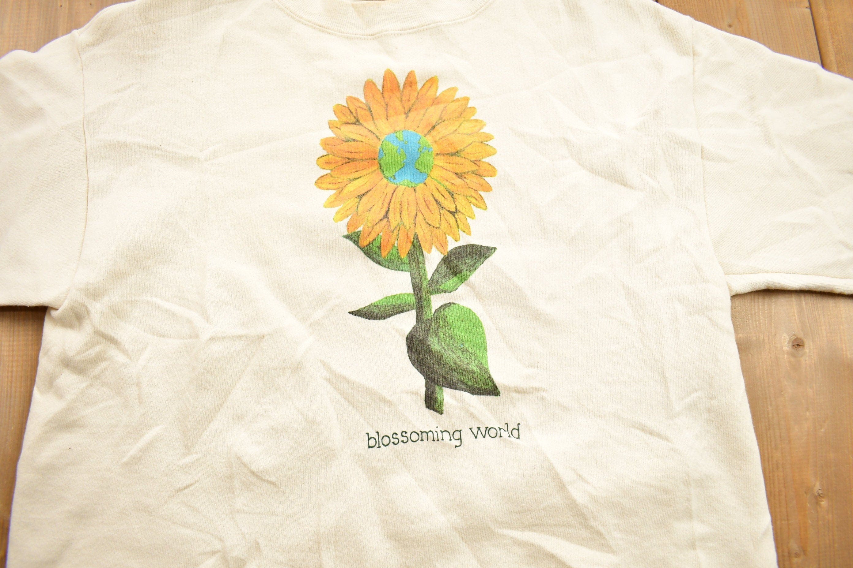 Vintage 1990s Blossoming World Die Graphic Crewneck Sweatshirt Men's Small - Image 4