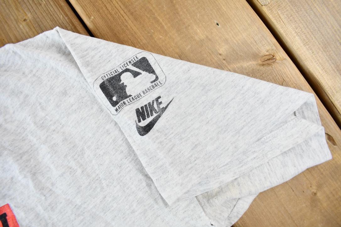 Vintage 1990s Cincinnati Reds MLB Nike Grey Tag Graphic T-Shirt - Image 4