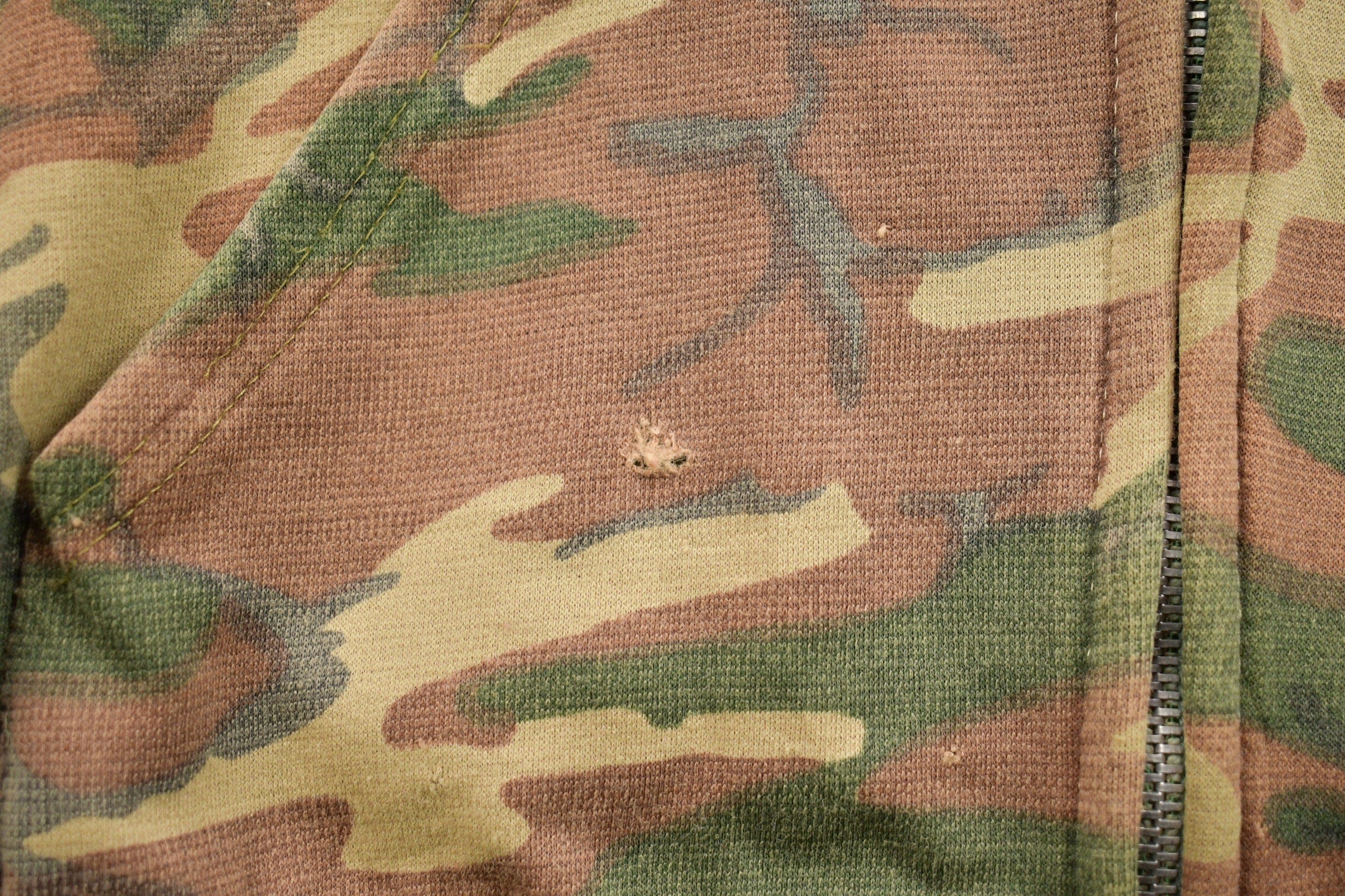 Vintage 1990s Distressed Camouflage Zip Up Hoodie Men's Small - Image 3