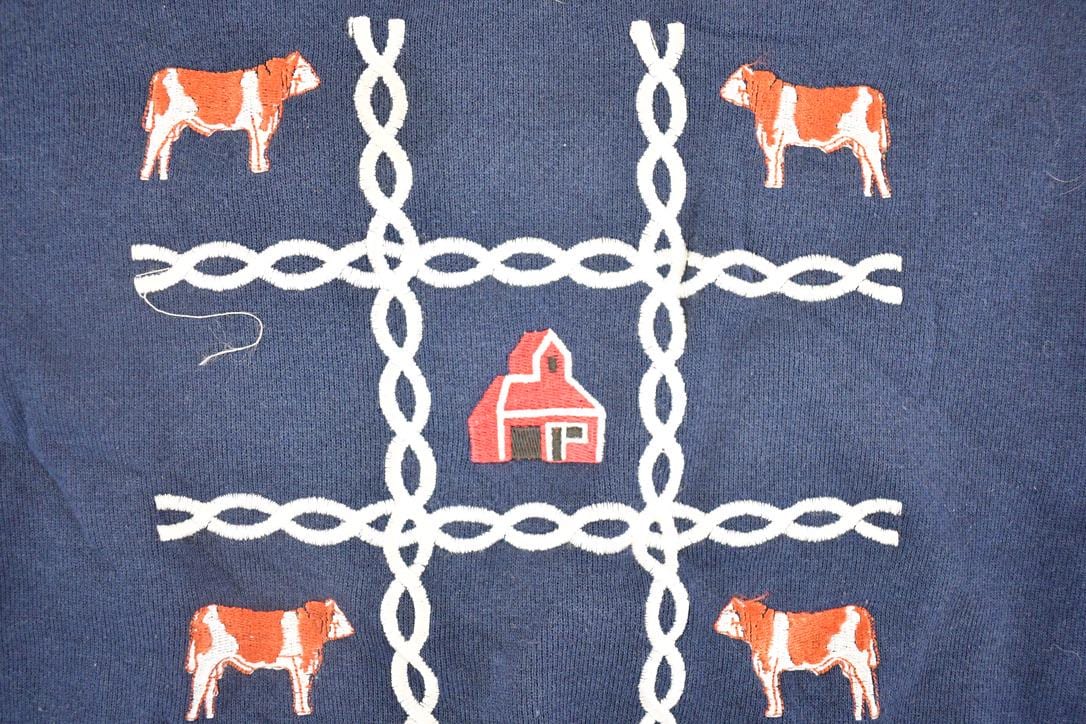 Vintage 1990s Farm Cows Embroidered Souvenir Crewneck Sweatshirt Men's XL - Image 3