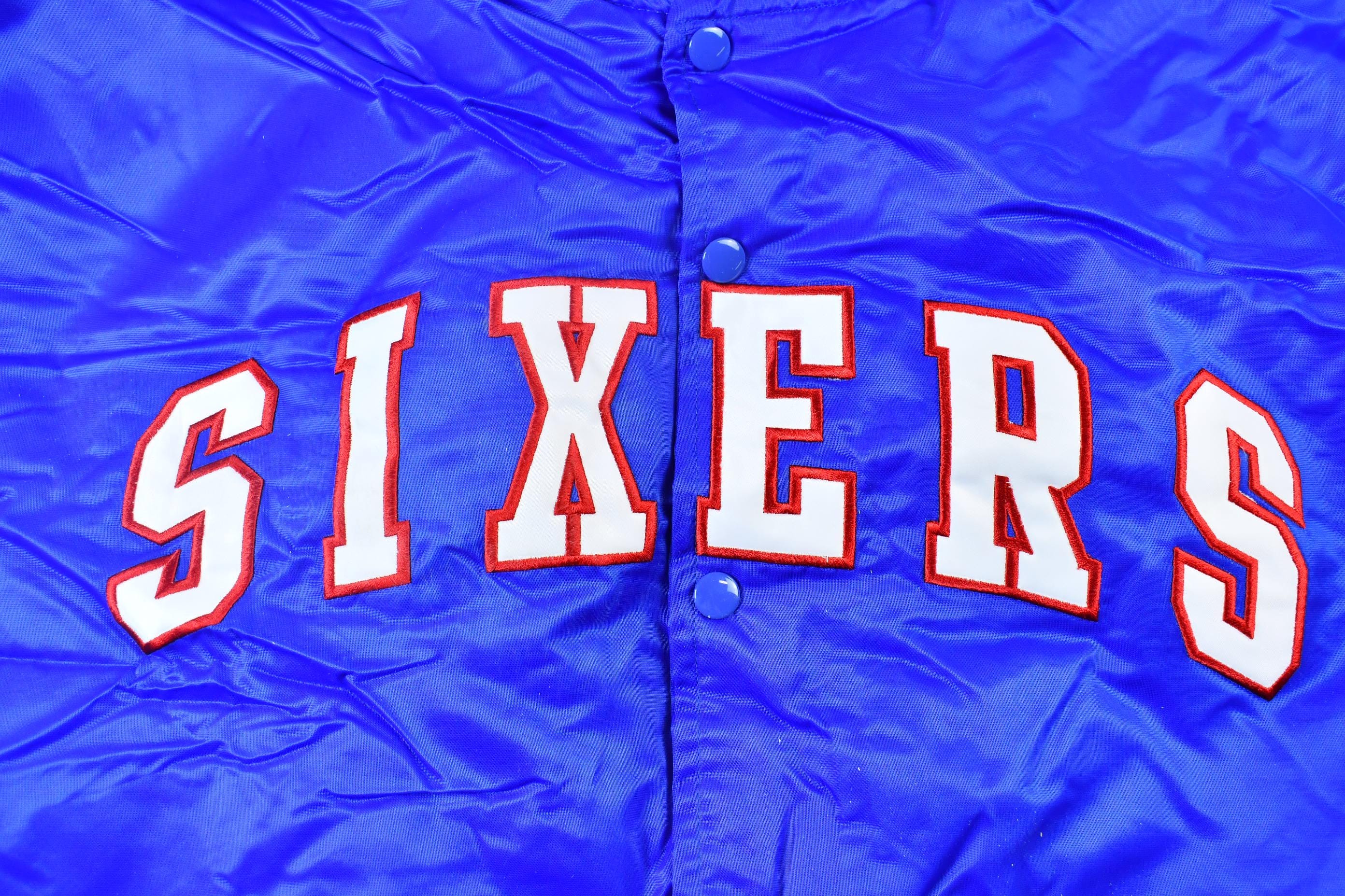 Vintage 1990s Hardwood Classics Philadelphia 76ers NBA Basketball Embroidered Snap Button Satin Bomber Jacket Men's 3XL - Image 3