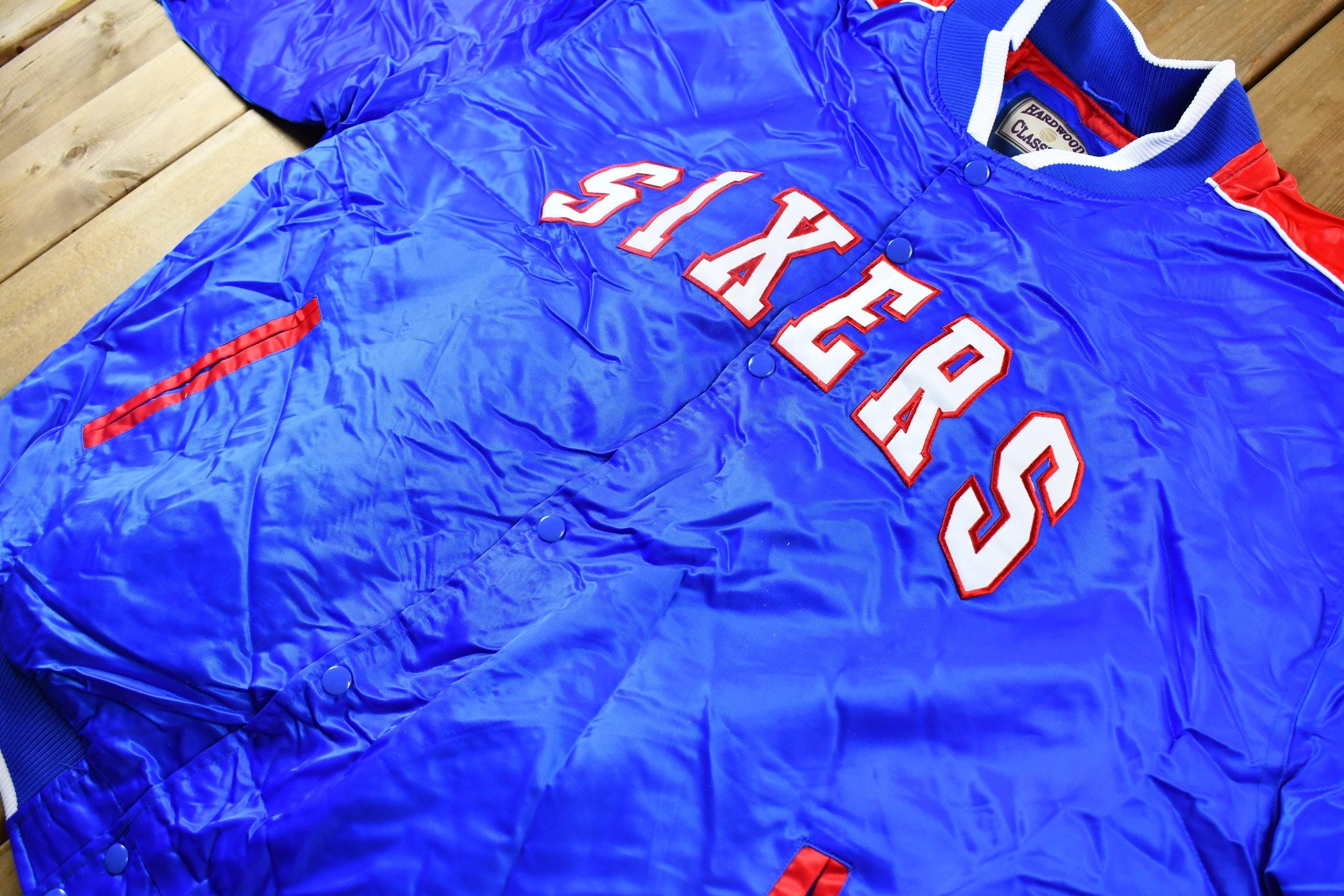 Vintage 1990s Hardwood Classics Philadelphia 76ers NBA Basketball Embroidered Snap Button Satin Bomber Jacket Men's 3XL - Image 4