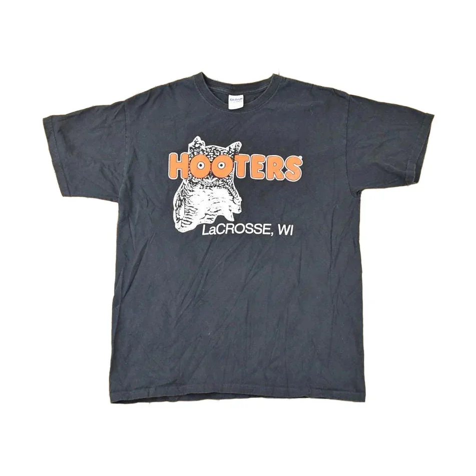 Vintage 1990s Hooters Lacrosse WI Souvenir T-Shirt Men's M