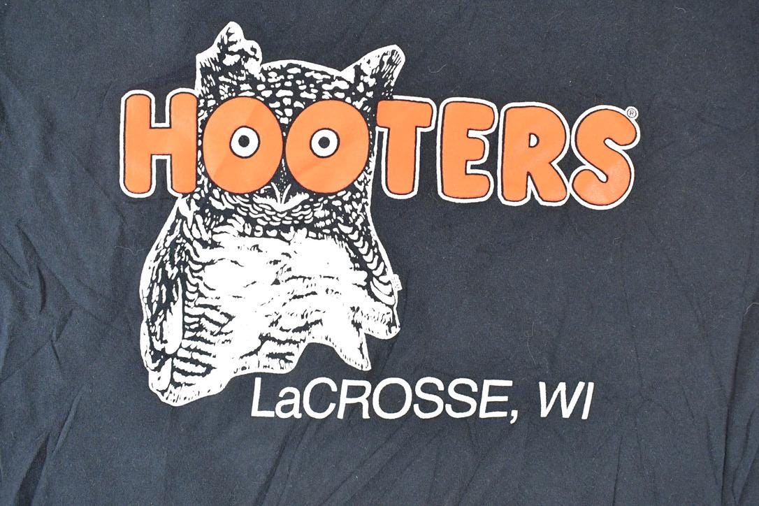 Vintage 1990s Hooters Lacrosse WI Souvenir T-Shirt Men's M - Image 3