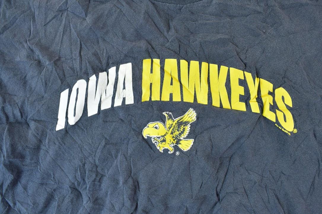 Vintage 1990s Iowa Hawkeyes University Collegiate T-Shirt Men's XL - Image 4