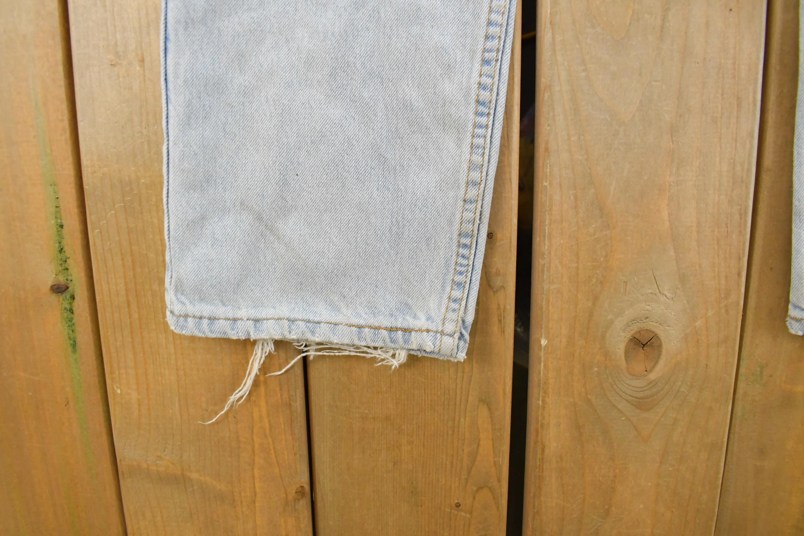 Vintage 1990s Levi's 505 Regular Straight Fit Distressed Denim Jeans Men's 32 x 31 - Image 3