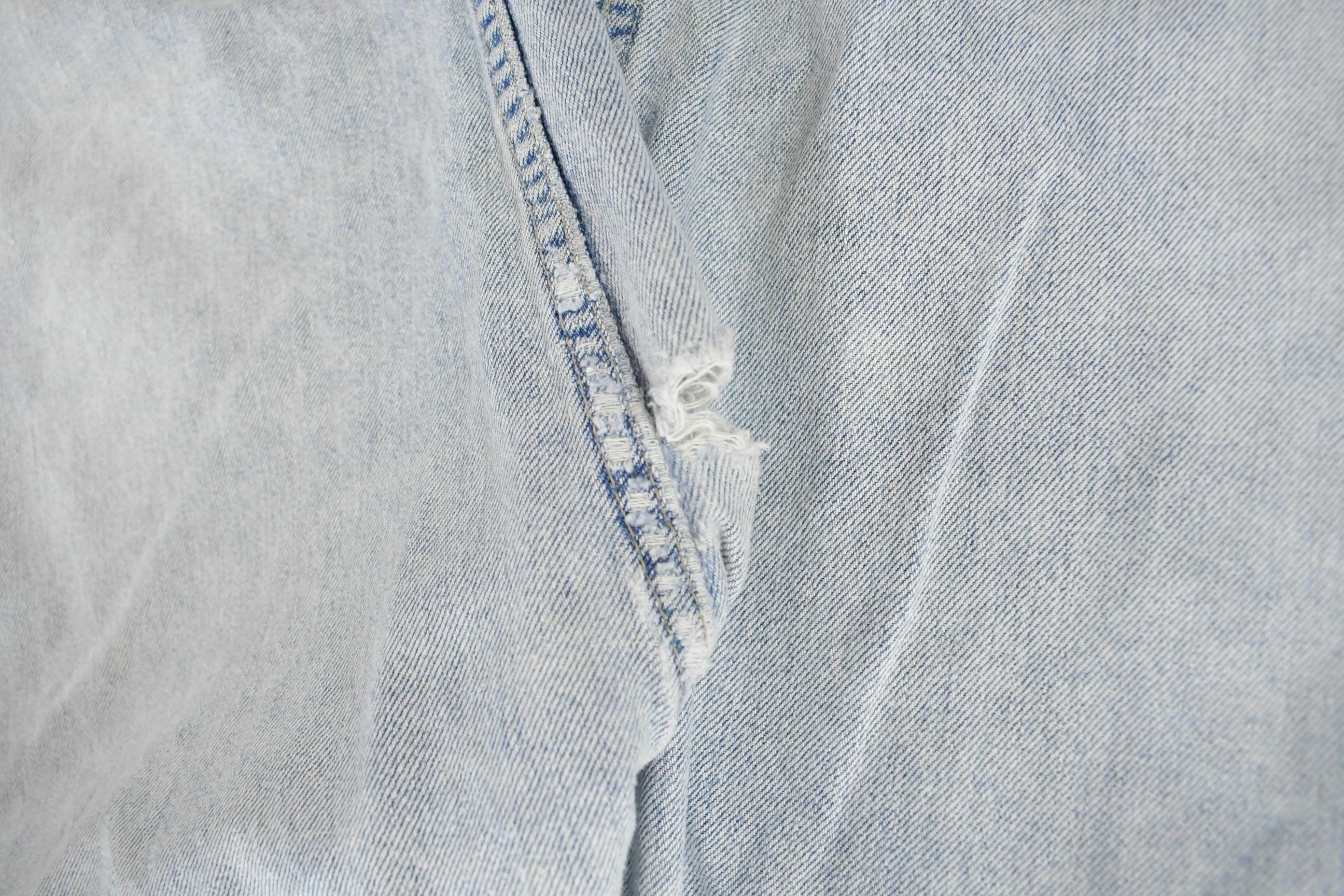 Vintage 1990s Levi's Distressed Relaxed Fit Denim Jeans Men's 32 x 29 - Image 4