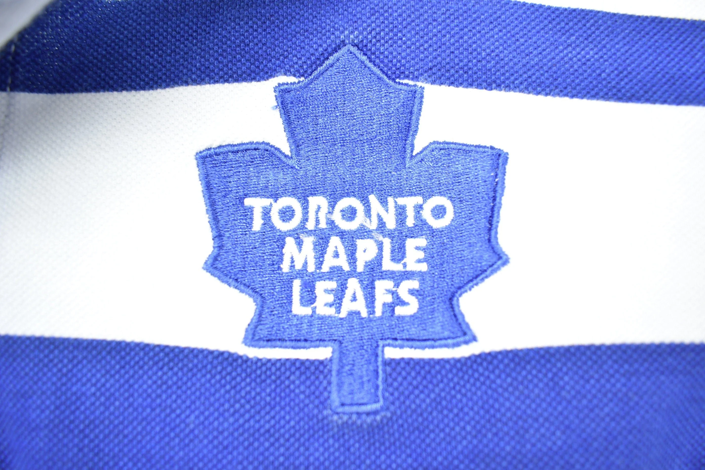 Vintage 1990s NHL Toronto Maple Leafs Striped Collared Shirt Men's Small - Image 4