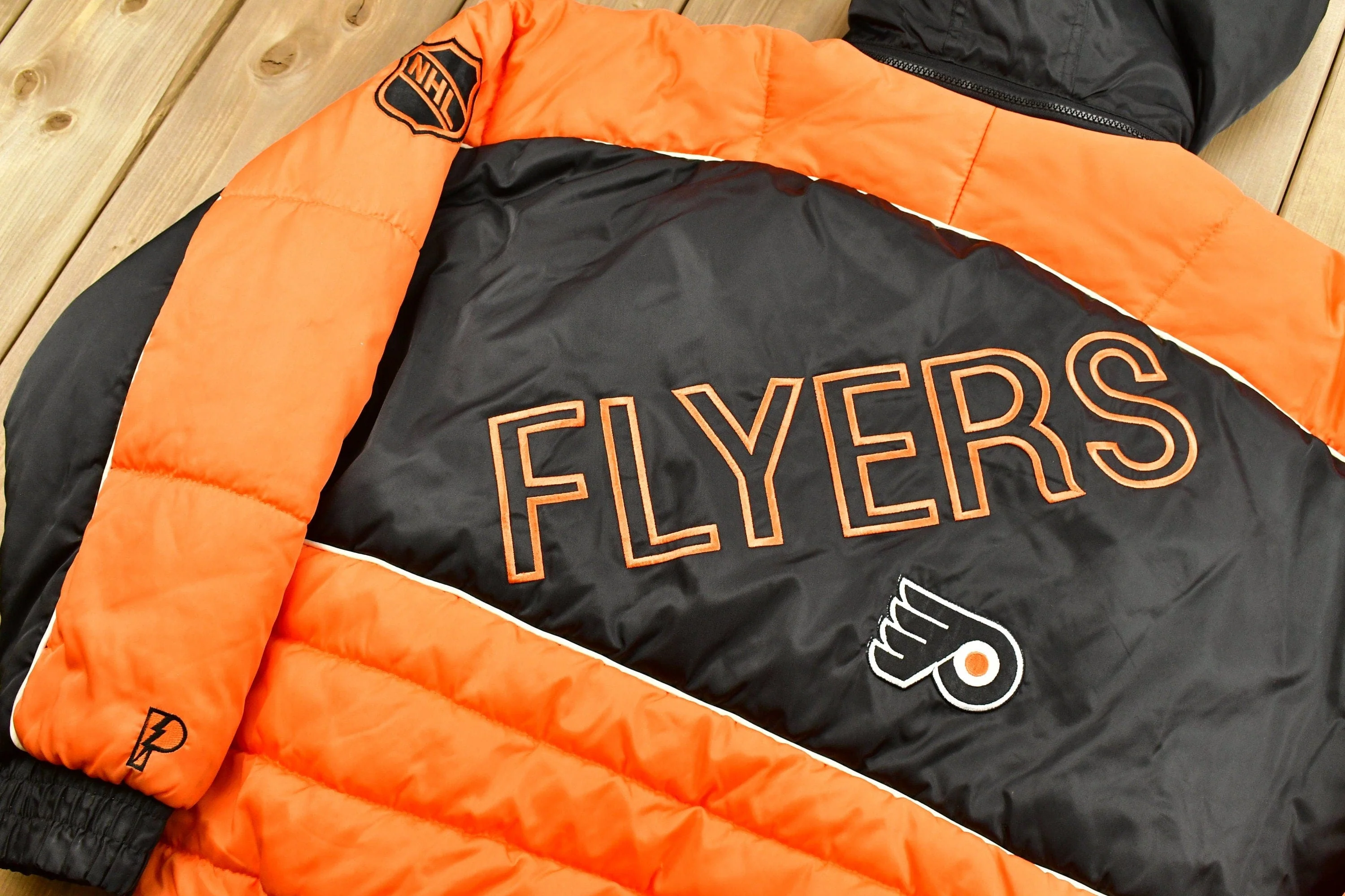 Vintage 1990s Philadelphia Flyers NHL Pro Player Puffer Jacket Men's Large - Image 3