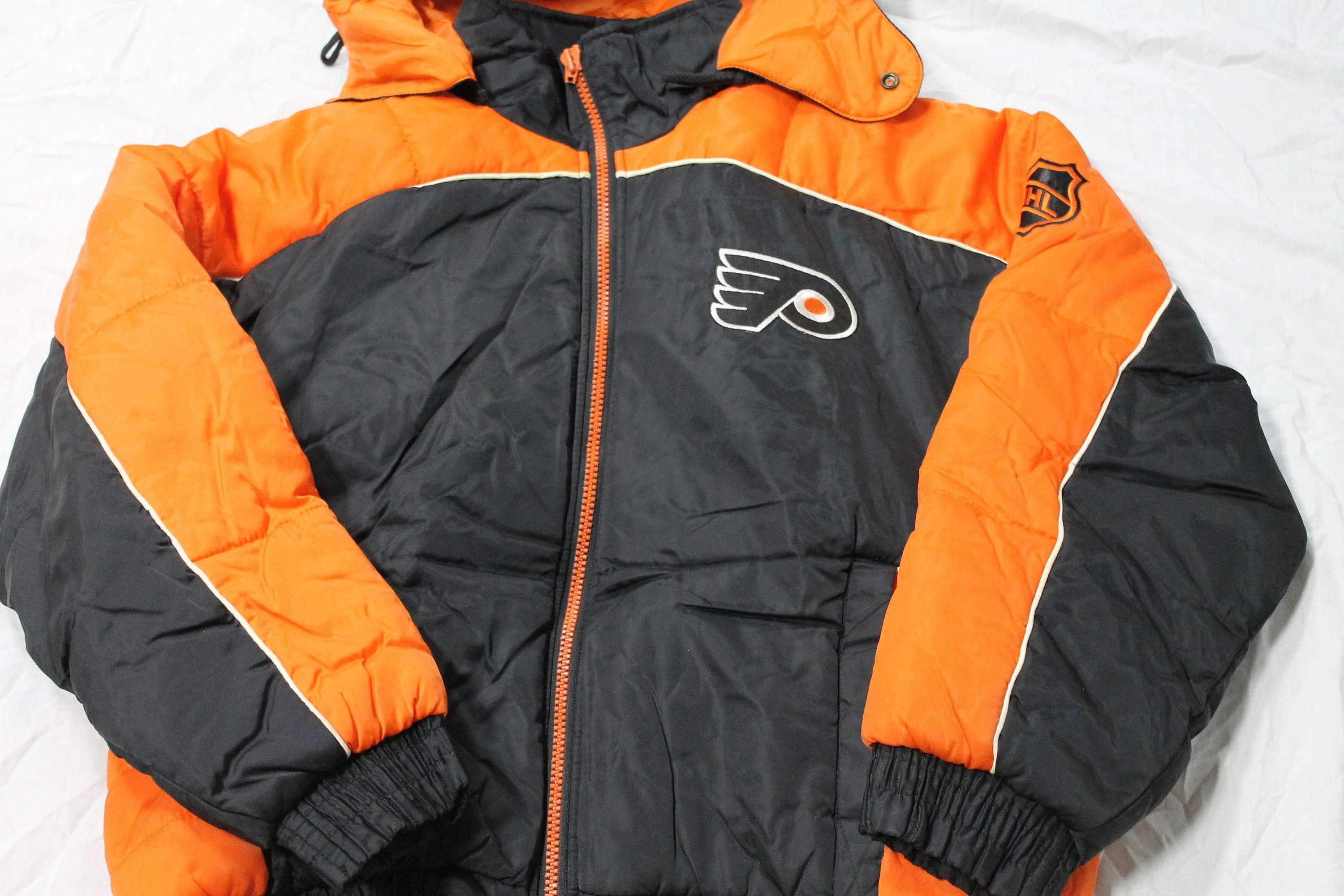 Vintage 1990s Philadelphia Flyers NHL Pro Player Puffer Jacket Men's Large - Image 4