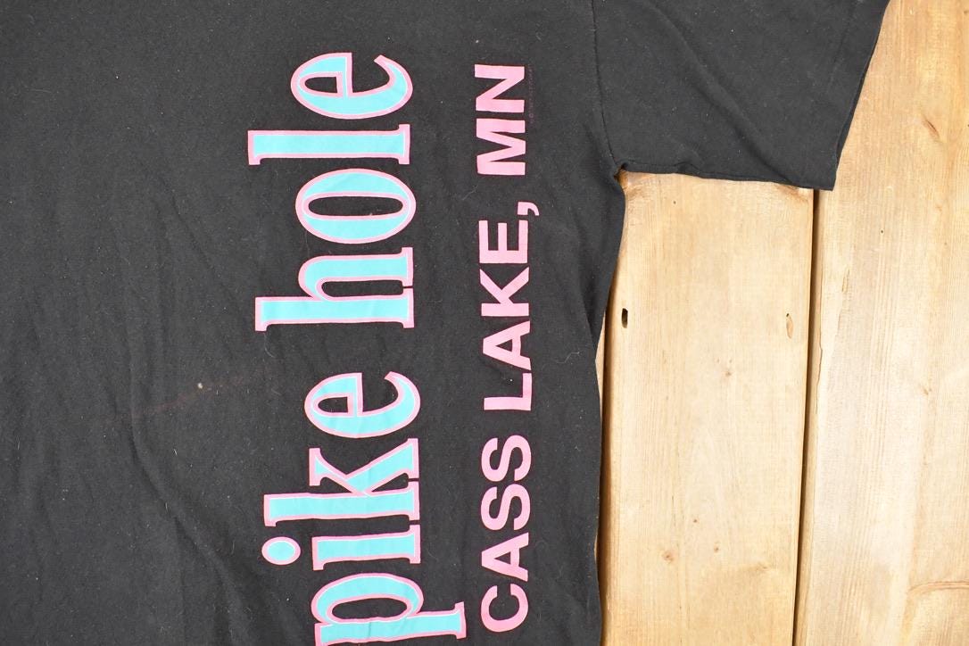 Vintage 1990s Pink Hole Cass Lake Souvenir Travel T-Shirt Women's M - Image 3