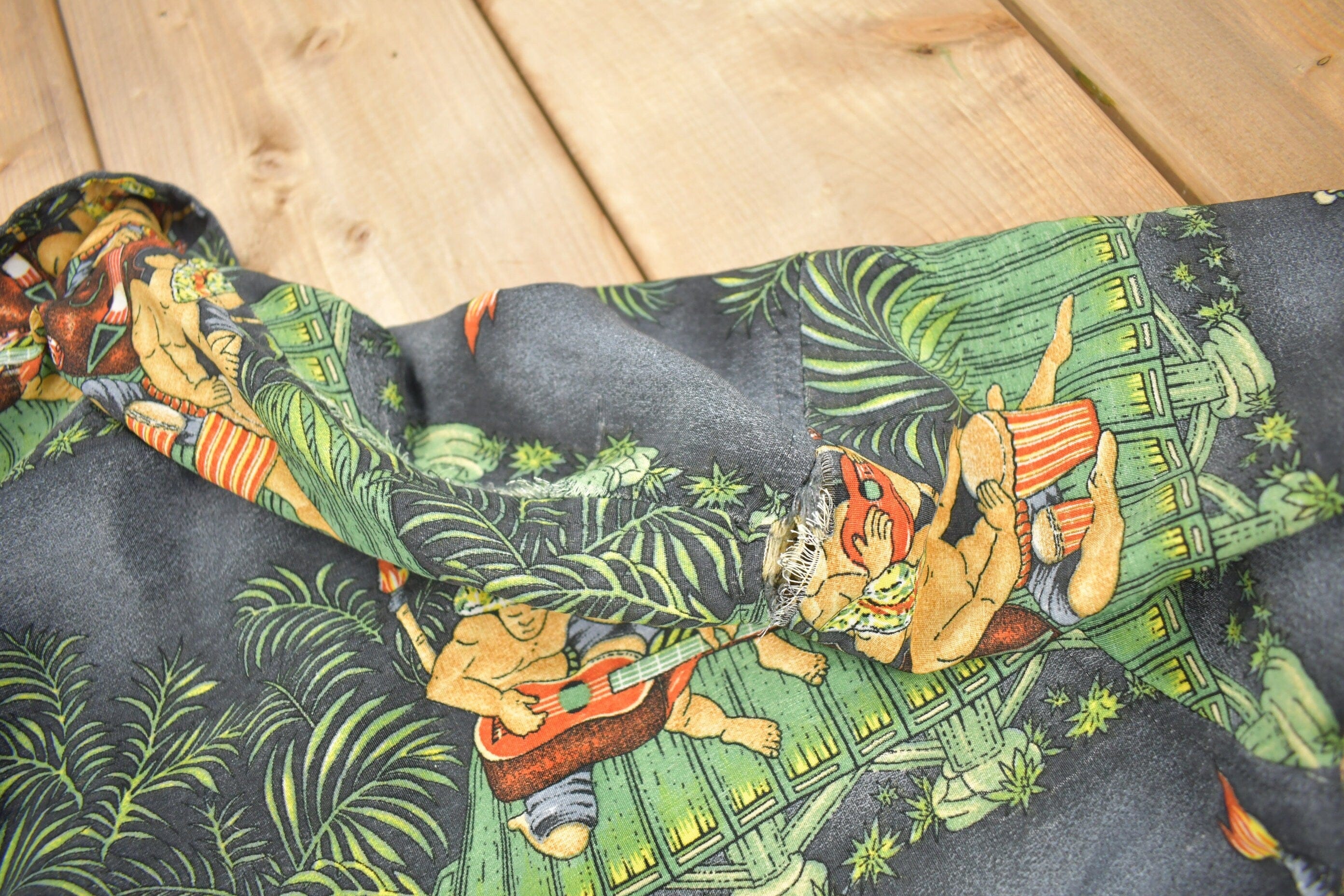 Vintage 1990s Platinum Silver Hawaiian Theme Button Up Shirt Men's Large - Image 4