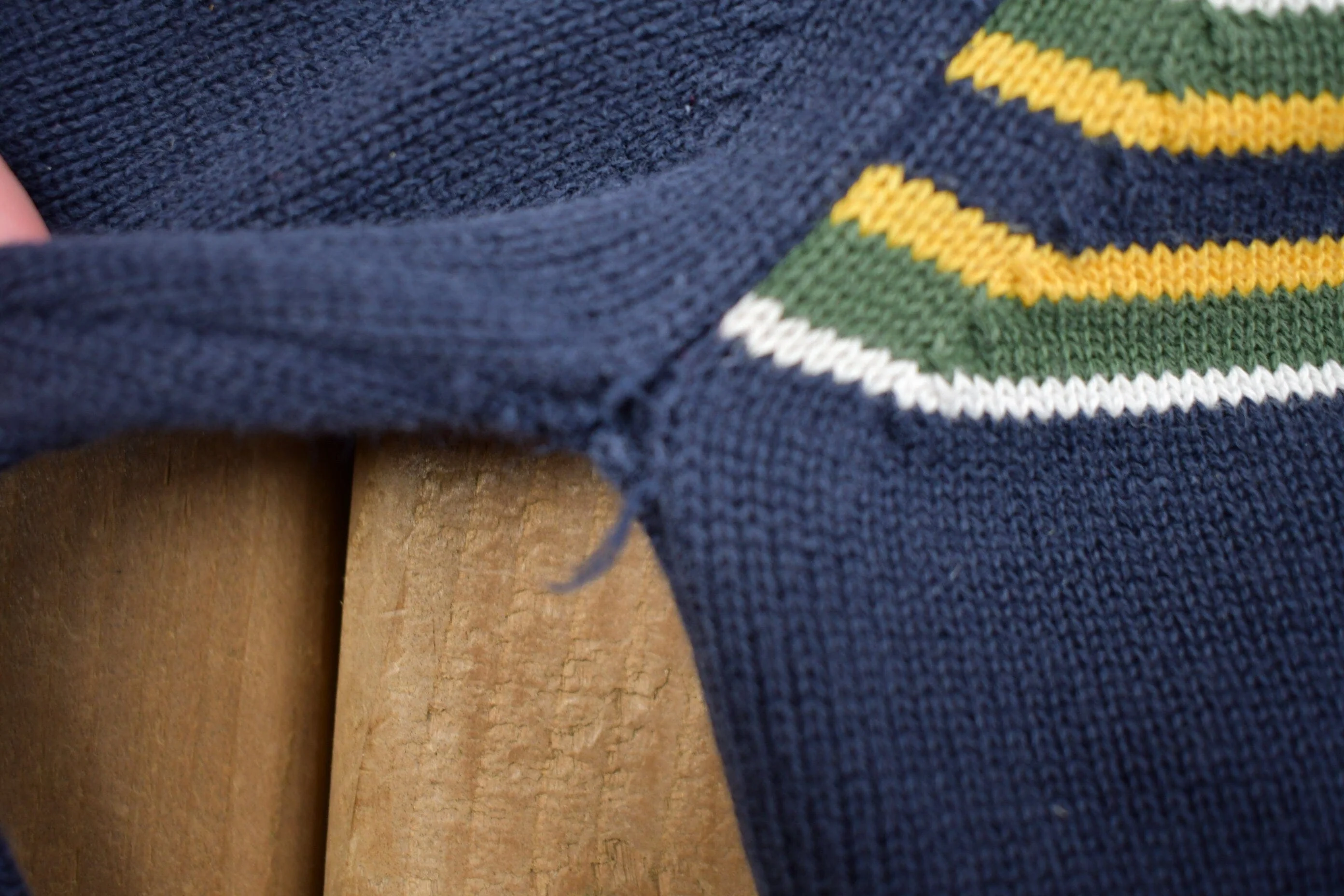 Vintage 1990s Tommy Hilfiger Embroidered Striped Knitted Sweater Men's Medium - Image 4