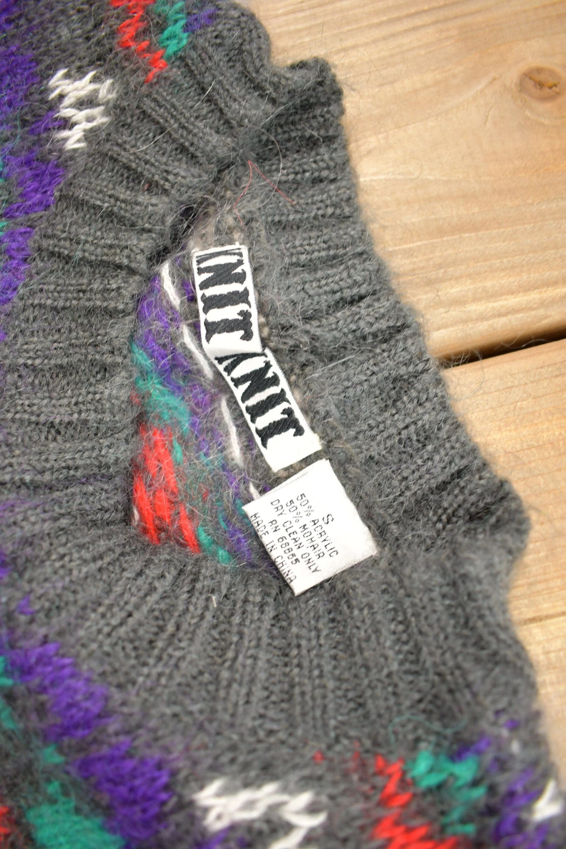 Vintage 1990s Winter Theme Knitted Crewneck Sweater Men's Small - Image 4