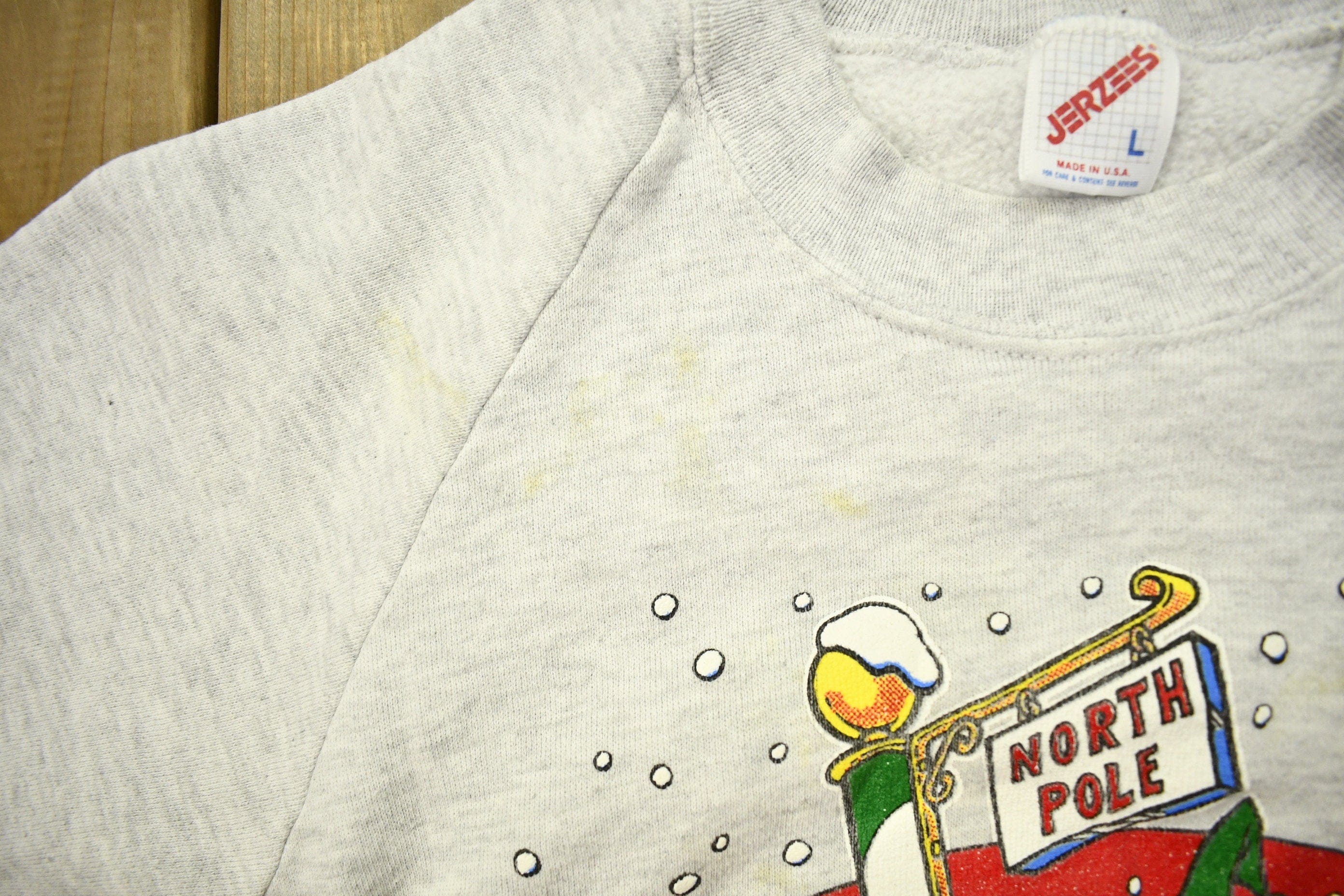Vintage 1993 Looney Tunes North Pole Christmas Theme Raglan Crewneck Men's Medium - Image 4