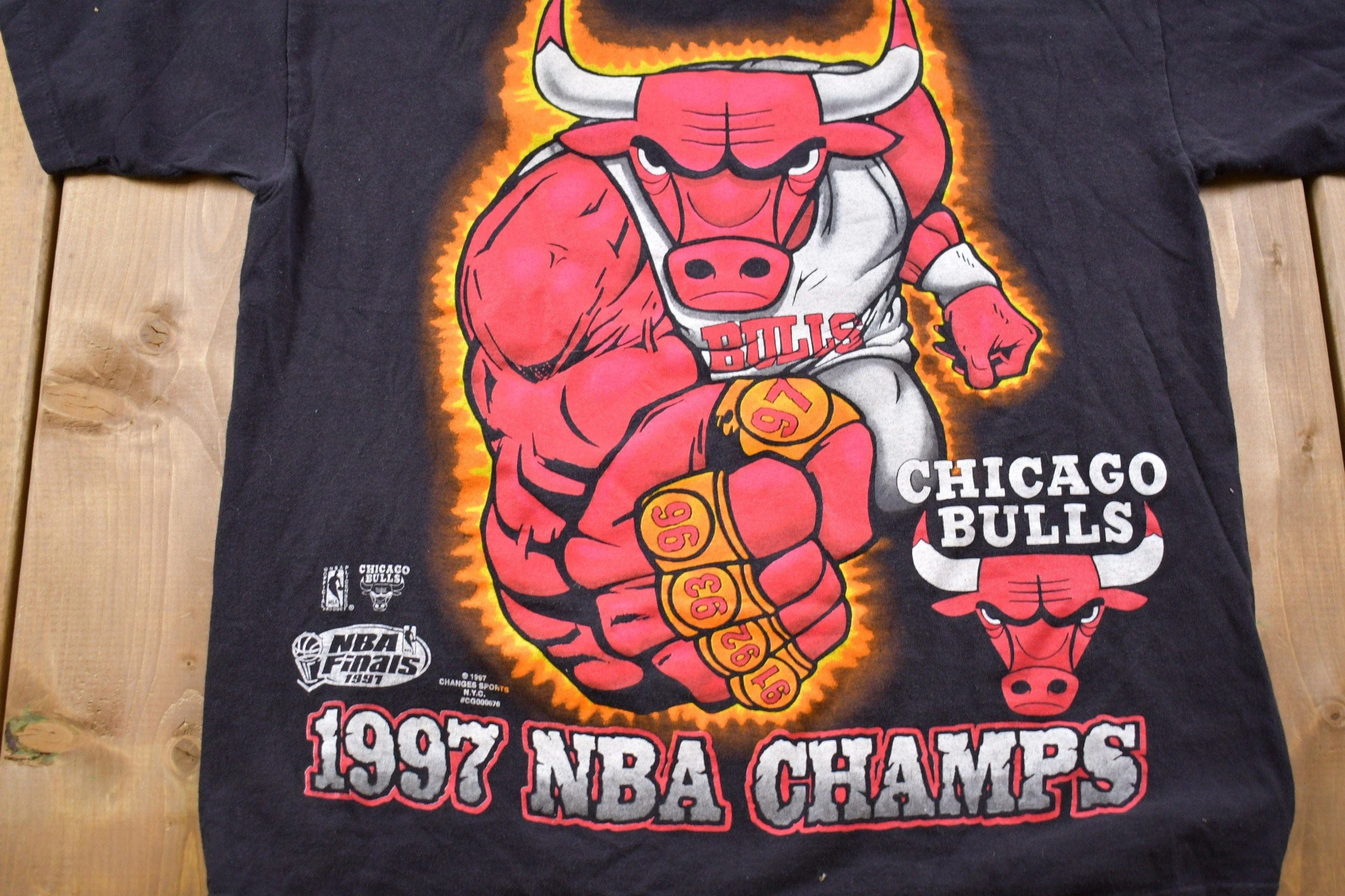 Vintage 1997 Chicago Bulls 5 Peat NBA Champs Graphic T-Shirt Men's Large - Image 3