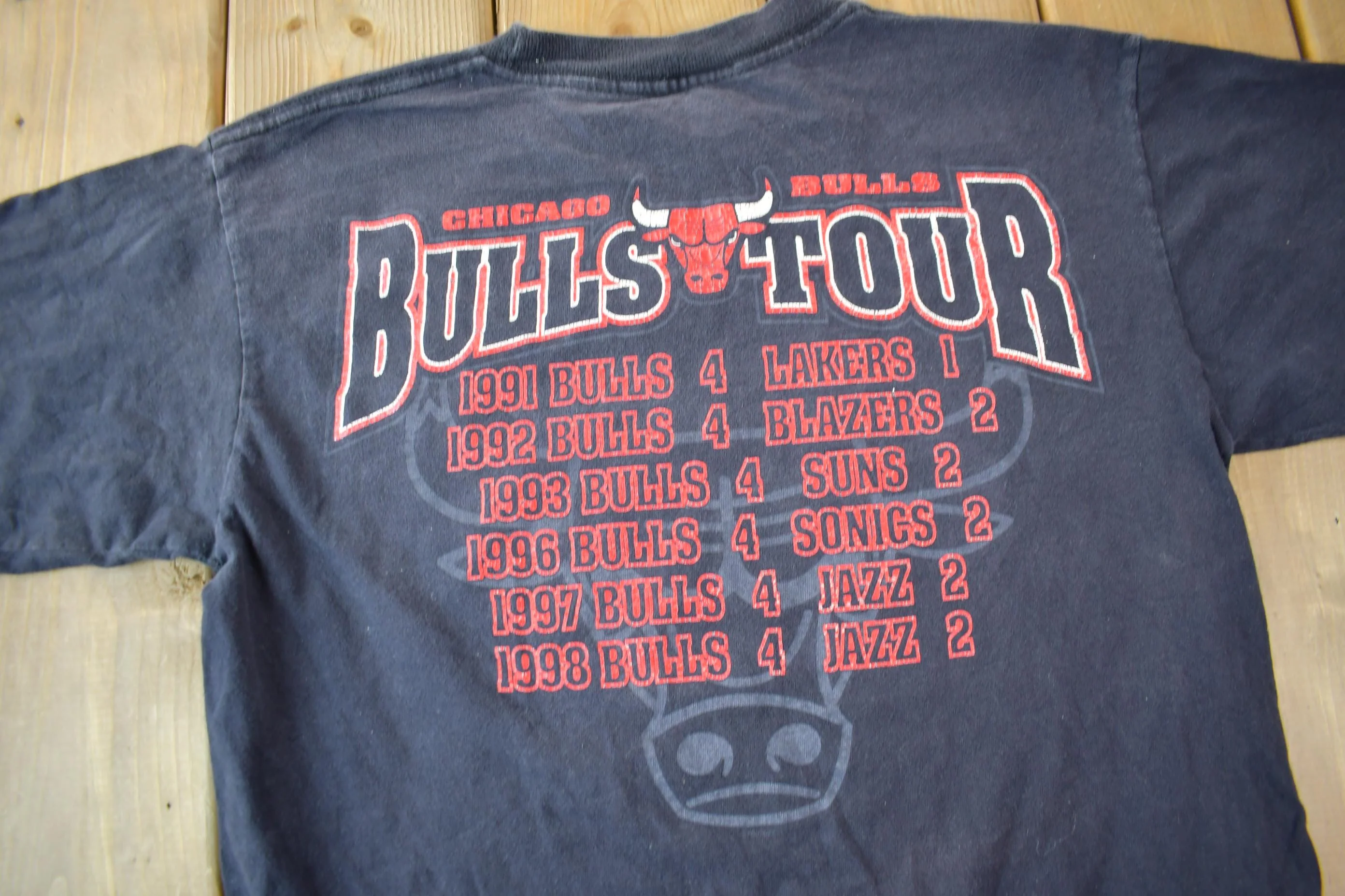 Vintage 1998 NBA Chicago Bulls Champions Graphic T-Shirt Men's Medium - Image 4