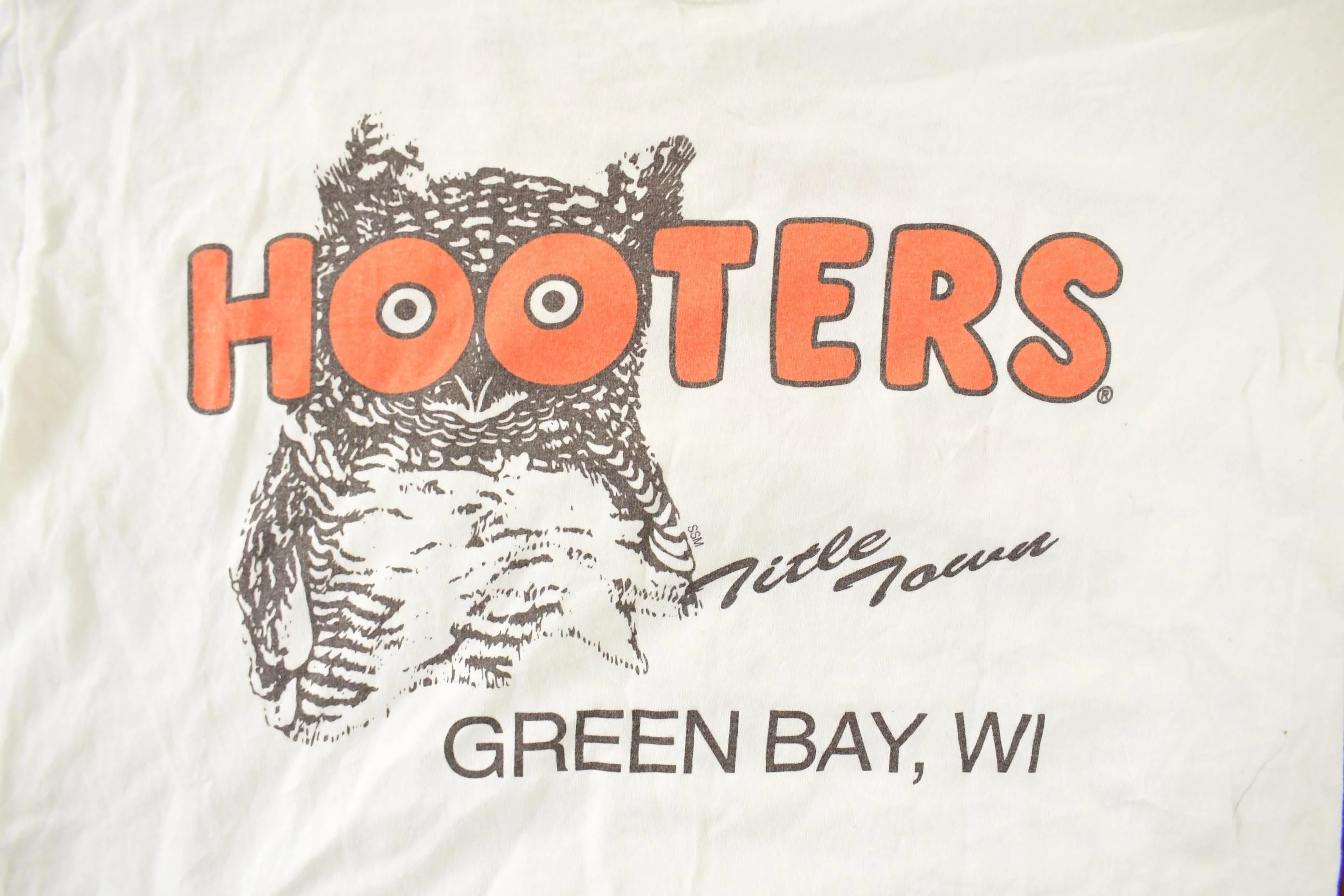 Vintage 2000s Hooters Green Bay Souvenir T-Shirt Men's Medium - Image 3