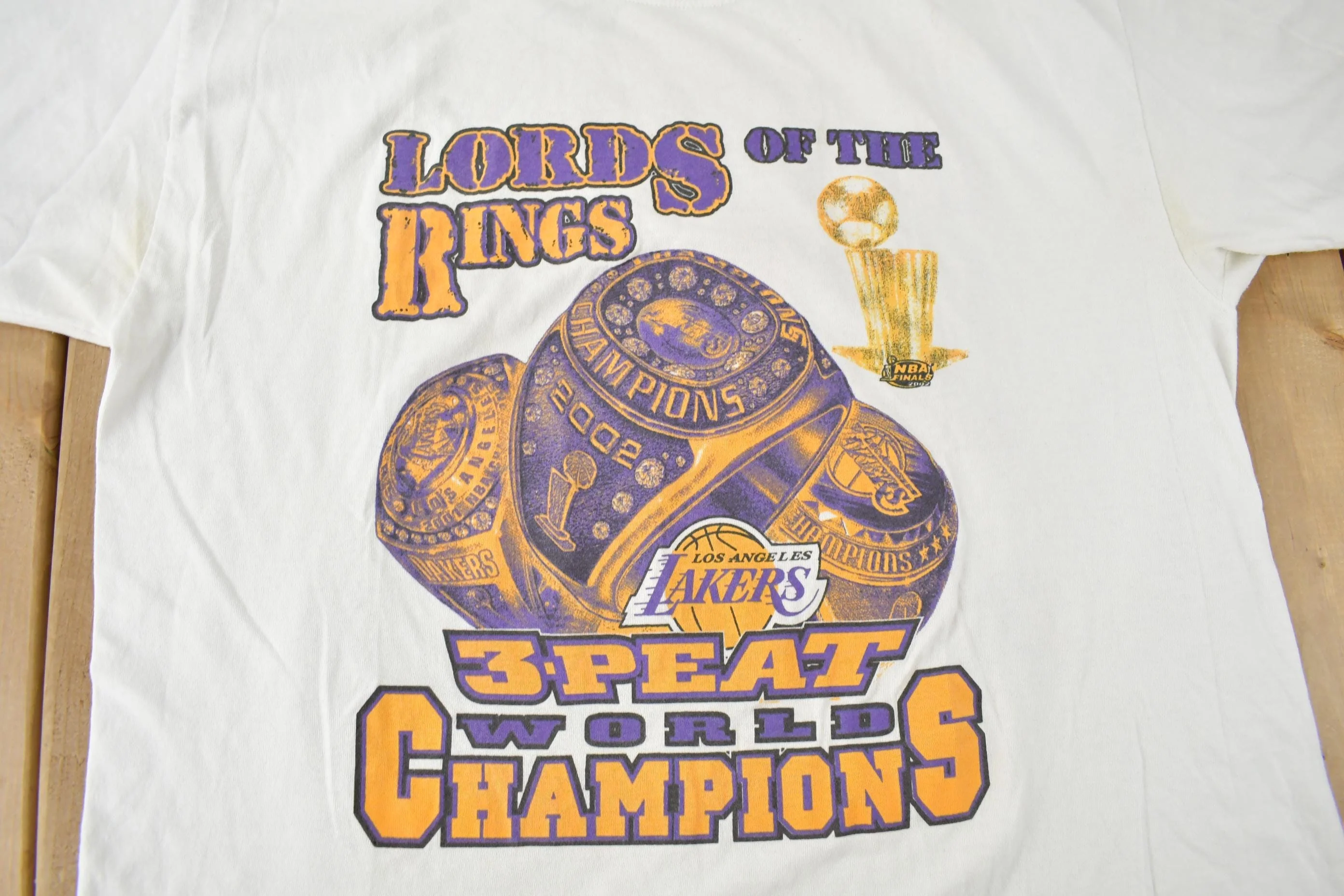 Vintage 2002 Los Angeles Lakers NBA 3 Peat Champs Graphic T-Shirt Men's XL - Image 3