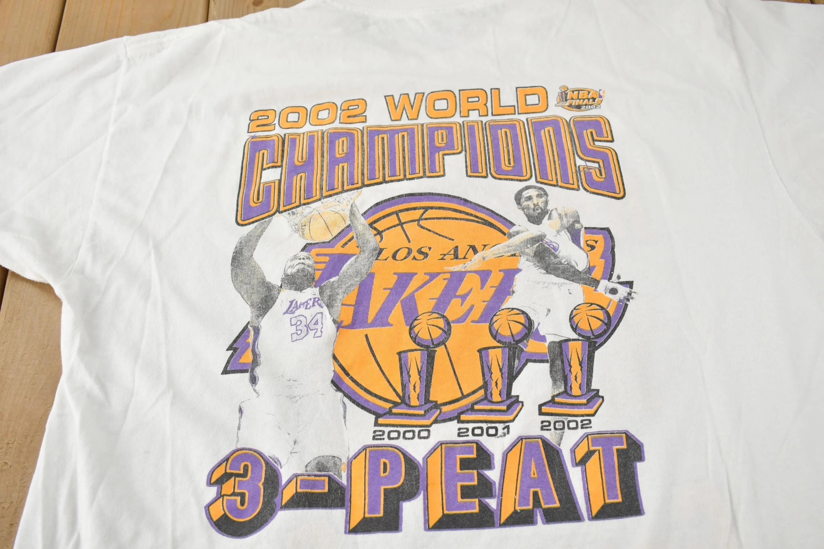 Vintage 2002 Los Angeles Lakers NBA 3 Peat Champs Graphic T-Shirt Men's XL - Image 4